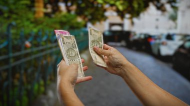 Şehir sokaklarında Hindistan 'a ait banknotlarla ilgilenen adam kalabalık bir şehir ortamında döviz ve iş alışverişine odaklanıyor..