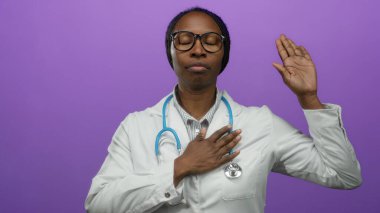 Beyaz önlüklü kadın doktor, göğüs göğüse tutuşmuş, mor arka planda yeminini simgeliyor..
