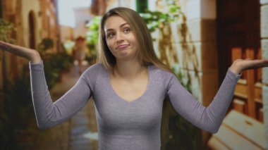 Şehrin hareketli sokaklarında günlük kıyafetlerini giyen bir kadın şehir ortamında kafa karışıklığı ve kaygısız davranışlar sergiliyor..