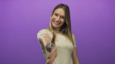 Gülümseyen ve elini uzatan bir kadın. Mor arka planda el sıkışmak için. Arkadaşlık ve bağlantı kurmak için..