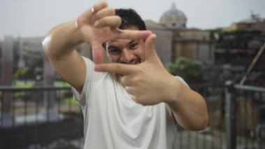 Beyaz gömlekli adam elleri ile görünüm çerçeve ve geniş bir gülümseme Roma harabeleri; vizyon yaratıcılık sevinç odaklı.