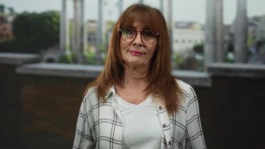 Yaşlı İspanyol kadın ünlü Roma harabelerinin önünde poz veriyor. Tarihi şehir manzarasında geçmiş ve şimdiki zaman arasında ebedi bir bağlantı olduğunu gösteriyor..