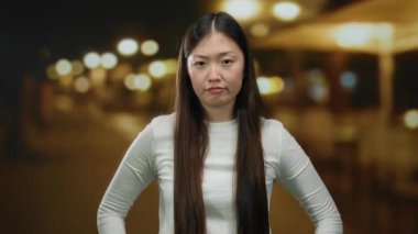 Uzun saçlı bir kadın gecenin bir yarısı şehir sokaklarında uygunsuz davranışlar sergiliyor..