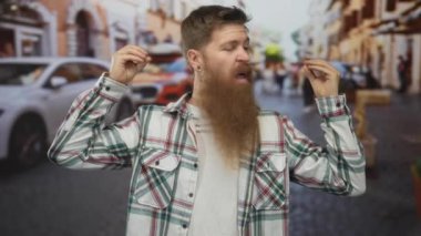 İşlek şehir caddesinde birbirine dolanmış parmak uçları ve hareketli eller ile insan jestleri; iletişim hüsranı.