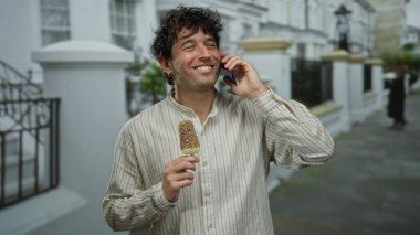 Tatlı bir caddede telefonla konuşurken dondurmadan zevk alan İspanyol bir adam hoş ve samimi bir ana duyduğu güveni açığa çıkarıyor..