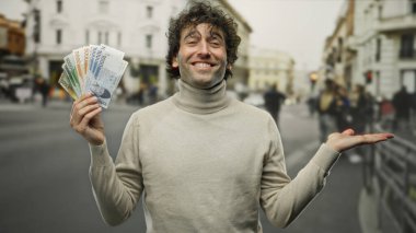 İspanyol asıllı bir adam elinde Kore malı banknotlar, elinde gülücükler, diğer eliyle bir şey sunarken kentin finans temasını canlı bir şekilde yakalıyor..