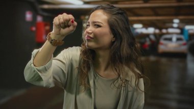 Park halindeki Sedan 'ın yanındaki yeraltı otoparkında el ele verip el pençe divan dinleyen genç bir kadın..