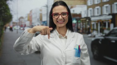 Üniformalı İspanyol kadın bilim adamı hareketlerini hareketli bir caddede, şehir ortamında heyecan ve nişanı somutlaştırıyor..