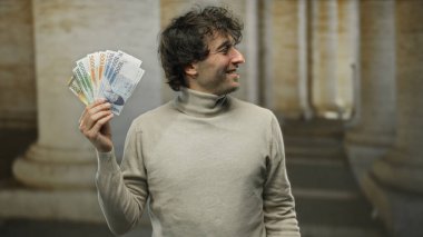 Güney Kore 'de bir üniversitede finansman sağlayan İspanyol bir adam, canlı bir akademik ortamda çok kültürlü ve finansal bir tema sergiliyor..