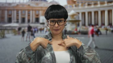 Aziz Peter Meydanı, Vatikan 'da turistler ve tarihi mimariyle çevrili bir kadın..