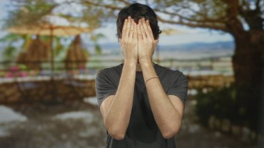 Bir orman yolu boyunca yeşil ağaç tepe örtüsünün altındaki tapınaklara her iki palmiye bastırırken adam geniş bir gülümseme; sürpriz.