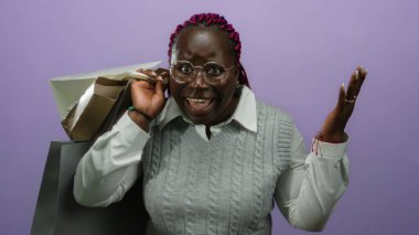 Elinde alışveriş torbalarıyla gülümseyen bir kadın mor arka planda neşeli bir ifade ve sürprizle..