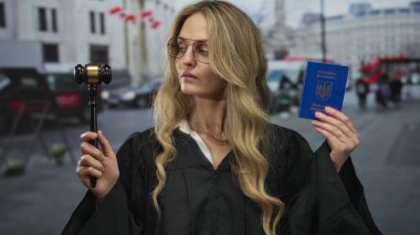 Kadın yargıç elinde Ukrayna pasaportu ve sokak ortamında tokmağı tutarak dışarıda yasal otoriteyi ve kimlik doğrulamasını simgeliyor..