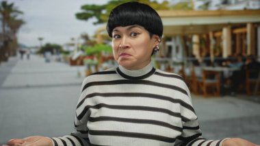 Görünür bir arka plan ile şehir caddesinde bağıran kadın şehir yaşam tarzını ve canlı şehir manzarasını sergiliyor, enerji ve dinamik etkileşimi resmediyor..