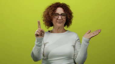 Beyaz kazaklı, orta yaşlı bir kadın. Parmaksız, sarı arka planda..