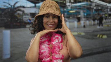 Havaalanı terminalinde çene ve yanak üzerinde elleri olan kadın çerçevesi; tatil gevşeme neşe neşe.