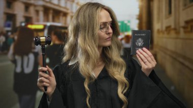 Amerika Birleşik Devletleri pasaportlu kadın hakim elinde tokmak elinde, yasal ve kimlik temalarını gün ışığında gözler önüne seriyor..