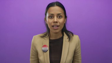 İspanyol kadın oy verdikten sonra sevinçten havalara uçtu, rozet taktı ve canlı mor bir arka plana karşı durdu, neşeli bir ifadeyle heyecan ve gururunu dile getirdi..