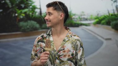 Genç İspanyol bir adam, şehir sokaklarında dondurma yemekten hoşlanır. Tropikal bir gömlek ve neşeli bir tavırla kaygısız bir turist havasını somutlaştırır..