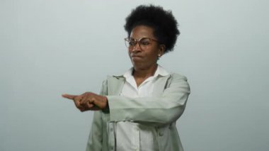 Kadın, izole edilmiş beyaz bir arkaplanda kararlı bir ifadeyle, gözlük ve takım elbise takarak, otoriteyi ve karar verme mekanizmasını profesyonel bir bağlamda vurgulayarak ayrılmak istiyor..