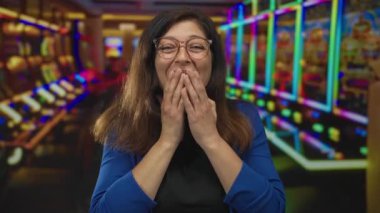 Kumar makinelerinin yanındaki bir kumarhanede kadın bardakları ağzı ve geniş gözlükleri uzatır. Sürpriz..