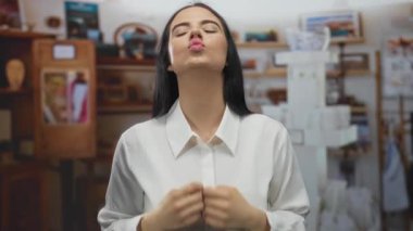 İspanyol kadın içeride parmaklarıyla kalp hareketi yapıyor, sıcaklık ve arkadaşlıkla dolu sıcak bir oturma odasında duygu ve bağlantı gösteriyor..