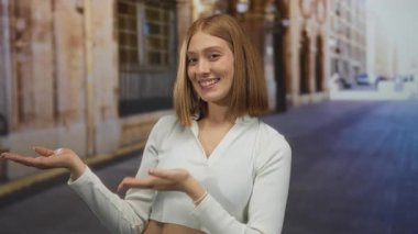 Eski kasaba sokaklarında gülümseyen genç bir kadın tarihi mimariyle neşeli bir hava sergiliyor.