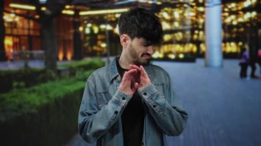 Gece boyunca şehir sokaklarında kot ceketli, tiksindirici bir ifadeye sahip genç bir adam, canlı bir şehir ortamında şehir yaşamını ve duygularını tasvir ediyor..