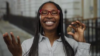 Elinde kripto para tutan kadın, şehirde sanal para birimi ve blok zinciri vurguluyor..