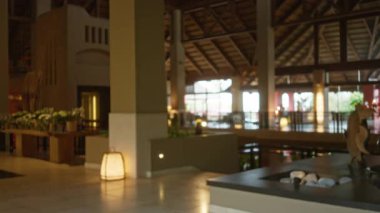 Zarif dekor, yumuşak ışıklandırma ve modern mimarinin yer aldığı lüks bir otel lobisinin bulanık görüntüsü, rahatlama ve lüksün atmosferini ve atmosferini vurguluyor..