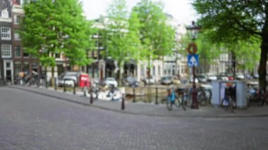 Hollanda 'da bisiklet, kaldırım taşı, ağaç ve kanalların yer aldığı bulanık şehir caddesi sanatsal Bokeh tarzında ele geçirildi..