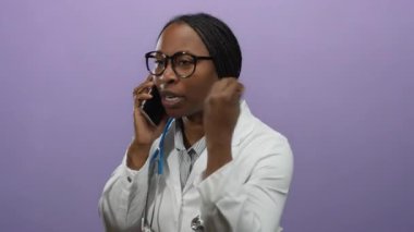 Cep telefonuyla konuşan bir kadın. Mor bir geçmişi olan bir doktor önlüğüyle duygularını ifade ediyor.