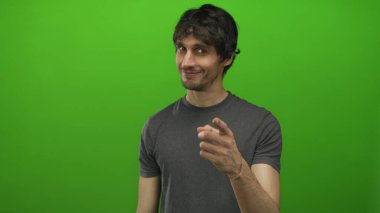 Stüdyo yeşili kamerayı işaret eden bir adam gülümseyip hafifçe öne doğru eğildiğinde;.