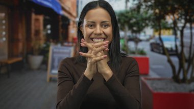 Canlı bir şehir caddesinde neşeli bir heyecan ifade eden bir kadın canlı bir çevre ve neşeli bir atmosfer, açık havada mutluluk duygusunu artırıyor..