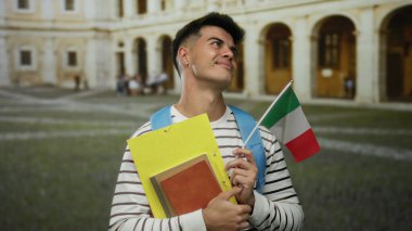 İtalyan öğrenci gülümsüyor, kitaplar ve İtalyan bayrağı tarihi üniversite avlusunda.