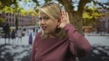 Sarışın kadın, bulanık yayalar ve binalarla dolu kalabalık bir şehir caddesinde el ele tutuşmuş gibi, merak içinde..