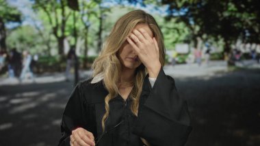 Stresli kadın parkta sürtünmeden önce tapınakları ütüledi. Bu sırada üniformalı genç sarışın bir yargıç yeşil yaprakların altında dışarıda bekledi..