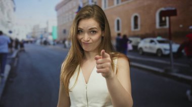 Gündüz vakti tuğladan binalar görülebilen bir sokakta yüzünü buruşturan bir kadınla ilgili şüpheler var..