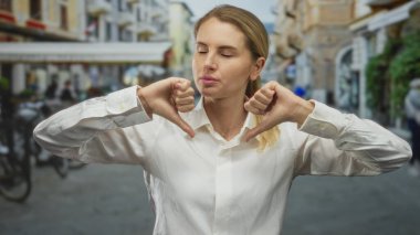 Hareketli bir şehir caddesinde, neşeli bir jestle olumsuz duygularını ifade eden kadın, şehir arka planına ve gençlik kıyafetlerine vurgu yapıyor..