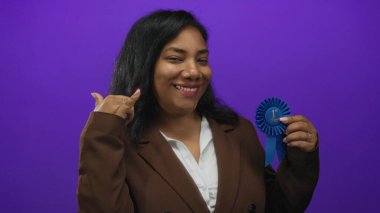 Mavi kurdele tutan ve mor stüdyoda bana jest yaptıran bir kadın..