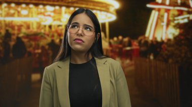 Genç Latin Latin gözlüklü kadın hüzünlü bir gece yaşıyor. Derin bir yalnızlık çekiyor..