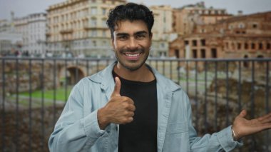 İnsanoğlu, Roma harabeleri olan güneşli antik binanın önünde her iki tarafa da palmiyeler uzatır; dostça karşılama.