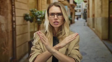 Eski şehir caddesinde sarı saçlı bir kadın açık hava ortamında onaylamadığını söylüyor..