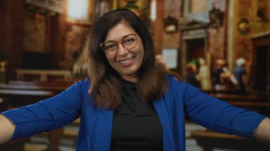 Kilisenin içindeki ahşap bankta kucaklaşan kollarında gülümseyen kadın iç yapı; huzur yansıması tesellisi.