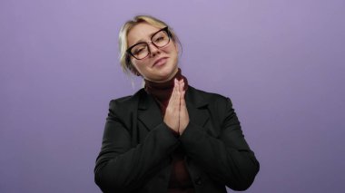 Mor bir arkaplan karşısında el ele dua eden kadın duygularını ve samimiyetini ifade ediyor..