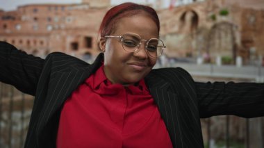 Roma harabeleri tarafından çerçevelenmiş yüzü güneş ışığı altında, uykusuzluk seyahat yorgunluğu turizmi.