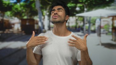 Genç İspanyol hayranı elleri ve ıslak mendilleriyle kalabalık bir sokakta güneşli bir havada alnından ter akıtıyor..