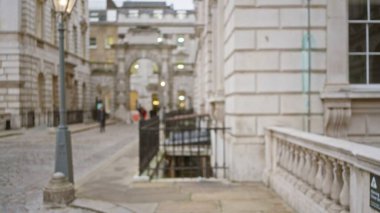 Londra 'daki bulanık cadde, şehir atmosferini ve tarihi yapıları gözler önüne seren kışın öğleden sonraları çok az insanla birlikte dağılmış mimari ve kaldırım taşı yolu gösteriyor..