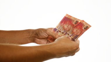 Eller Güney Afrika rand banknotlarını tutuyor. Nelson Mandela 'nın yüzü izole edilmiş beyaz bir arka planda.