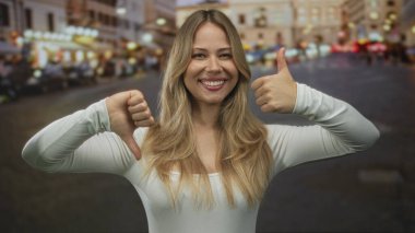 Çıplak kollu bir kadın, gece hareketli şehir caddesinde baş parmak kaldırma ve baş parmak kaldırma hareketi gösterir; kararsızlık kararsızlık.